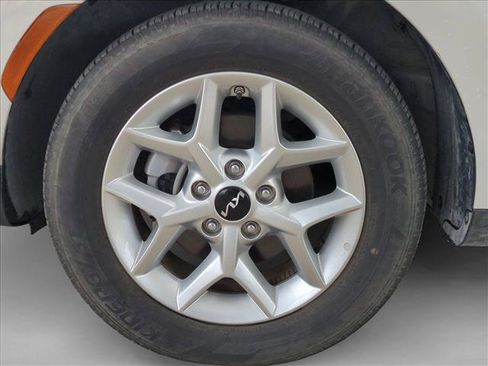Used 2025 Kia Soul LX w/ LX Technology Package FWD image 13