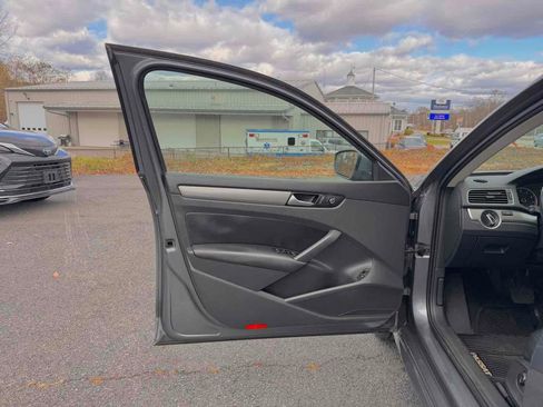 Used 2014 Volkswagen Passat 2.5 SE image 11