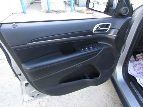 Used 2018 Jeep Grand Cherokee Limited image 22