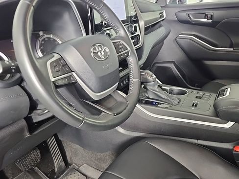 Used 2023 Toyota Highlander XLE image 25