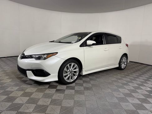 Used 2018 Toyota Corolla iM w/ Carpet Mat Package (TMS) FWD image 3