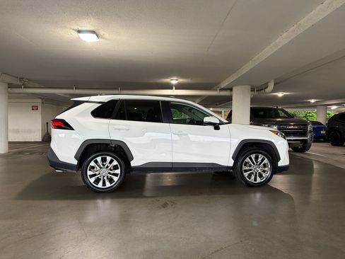 Used 2020 Toyota RAV4 XLE Premium FWD image 7