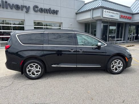 Used 2023 Chrysler Pacifica Limited AWD/4WD image 4