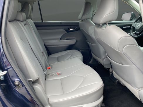 Used 2021 Toyota Highlander XLE FWD image 26