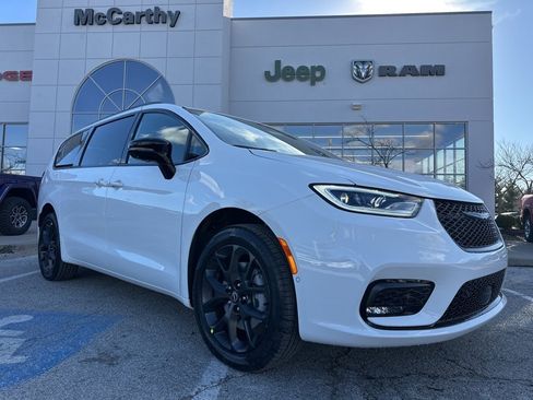 New 2026 Chrysler Pacifica Limited image 1