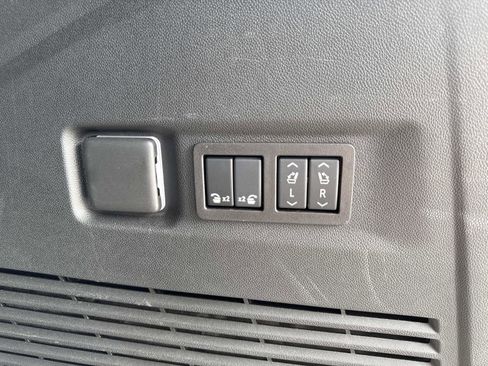 Used 2025 Chevrolet Suburban Z71 w/ Comfort Package image 33