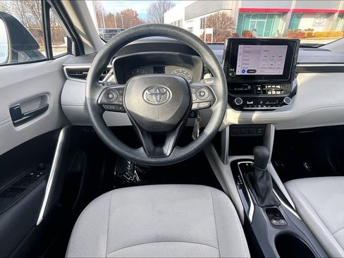 Used 2023 Toyota Corolla Cross L image 6