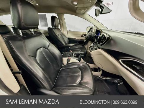 Used 2018 Chrysler Pacifica Touring-L w/ Premium Audio Group FWD image 27