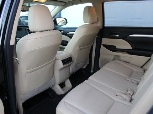 Used 2015 Toyota Highlander XLE AWD/4WD image 18