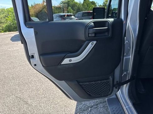 Used 2018 Jeep Wrangler Unlimited Sahara w/ Connectivity Group AWD/4WD image 15