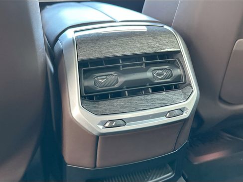 Used 2023 BMW 740i w/ Parking Assistance Package image 27