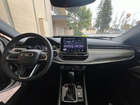 Used 2025 Jeep Compass Limited image 34