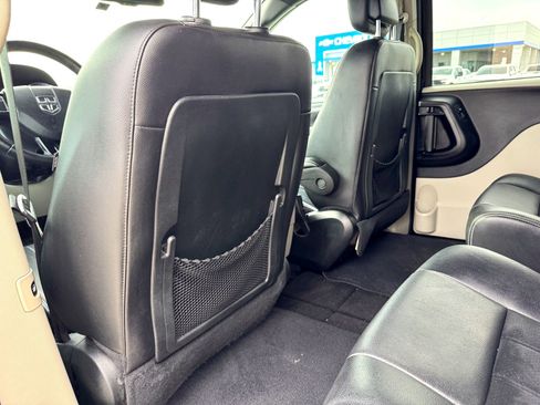 Used 2018 Dodge Grand Caravan SXT image 19