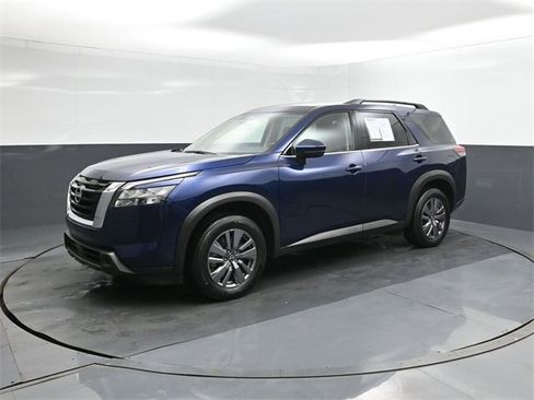 Used 2025 Nissan Pathfinder SV image 1
