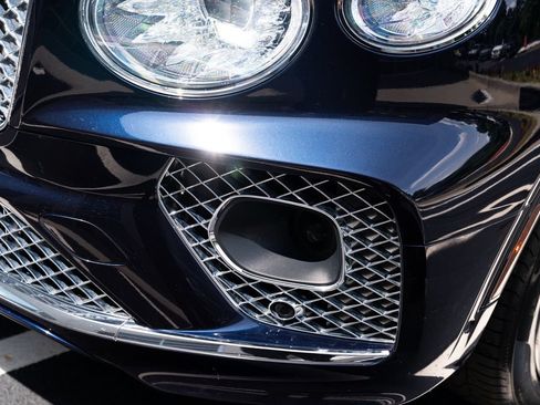 Used 2022 Bentley Bentayga AWD/4WD image 28