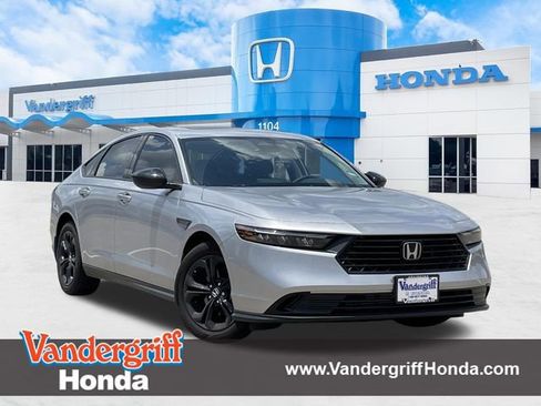 Used 2025 Honda Accord SE image 1