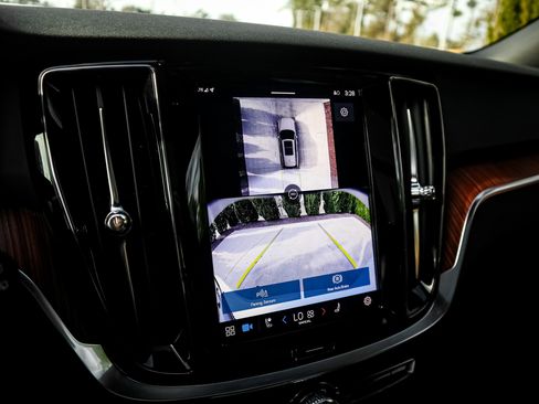 Used 2025 Volvo V60 B5 Cross Country Plus image 25