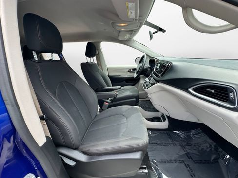 Used 2019 Chrysler Pacifica L FWD image 15