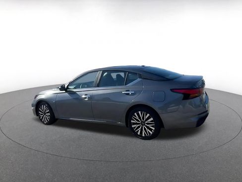 Used 2025 Nissan Altima 2.5 SV image 10