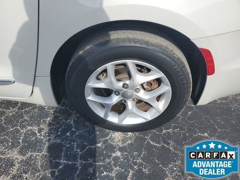 Used 2017 Chrysler Pacifica Touring-L w/ Tire & Wheel Group image 21