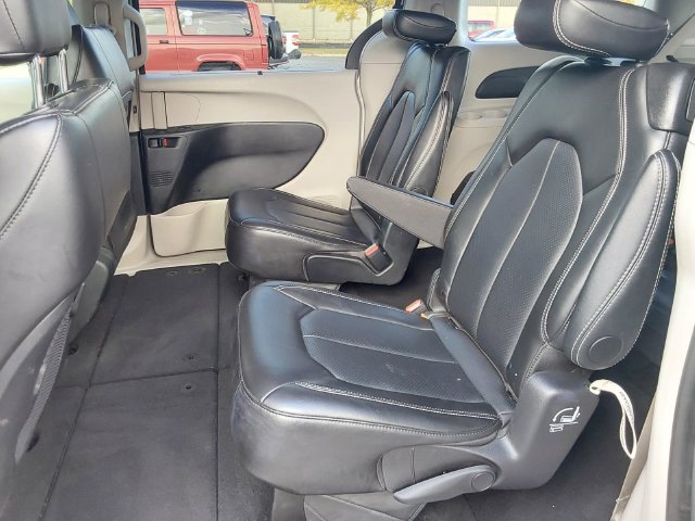 Used 2024 Chrysler Pacifica Touring-L FWD image 14