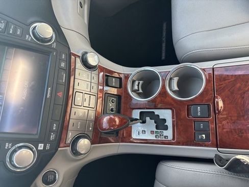 Used 2012 Toyota Highlander Limited w/ Tow Pkg image 4