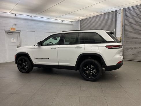 New 2025 Jeep Grand Cherokee Limited w/ Luxury Tech Group II AWD/4WD image 8