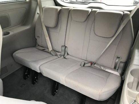 Used 2016 Kia Sedona LX w/ LX Convenience Package FWD image 18