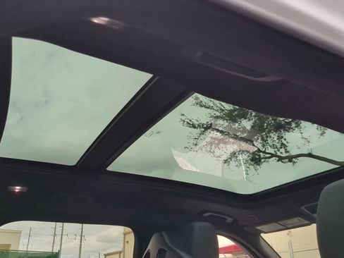 Certified 2025 Land Rover Range Rover Velar Dynamic SE image 23