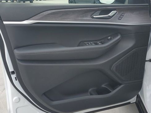 New 2025 Jeep Grand Cherokee Limited image 21