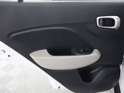 Used 2023 Hyundai Venue SEL image 24