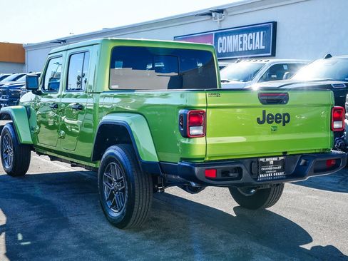 Used 2025 Jeep Gladiator Sport image 6