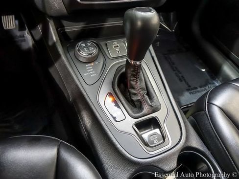 Used 2019 Jeep Cherokee Trailhawk AWD/4WD image 18