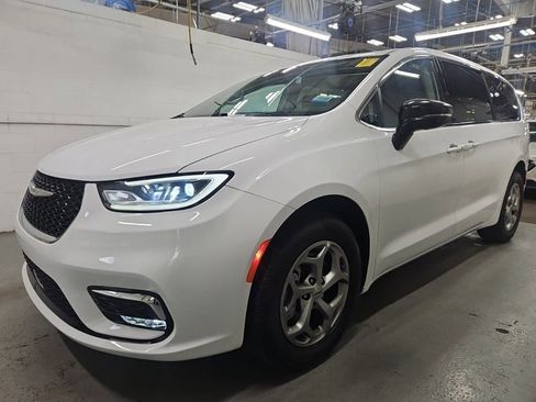 Used 2024 Chrysler Pacifica Limited image 2