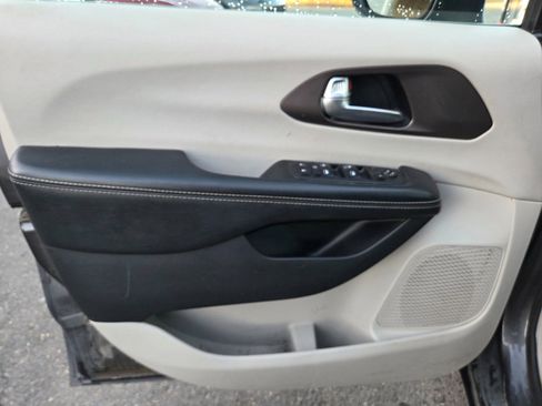 Used 2020 Chrysler Voyager L image 6