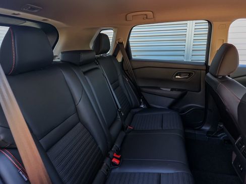 Used 2025 Nissan Rogue SV AWD/4WD image 18