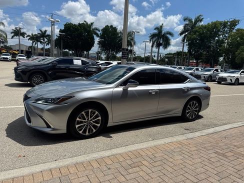 Used 2022 Lexus ES 300h w/ Premium Package FWD image 12