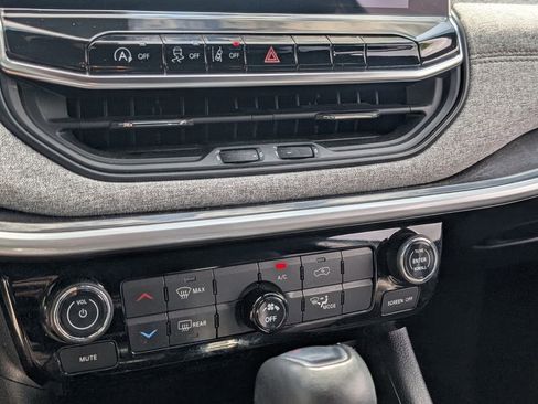 Used 2023 Jeep Compass Latitude image 23