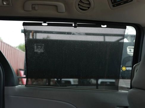 Used 2015 Toyota Sienna LE image 25