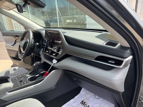 Used 2023 Toyota Highlander LE AWD/4WD image 30
