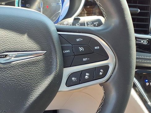 Used 2023 Chrysler Pacifica Limited FWD image 13