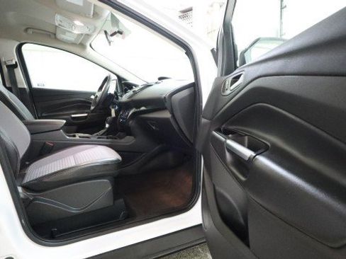 Used 2017 Ford Escape SE w/ SE Sport Appearance Package image 10