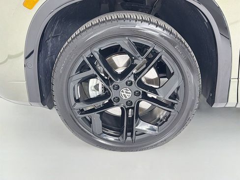 Used 2025 Volkswagen Tiguan SE R-Line image 33