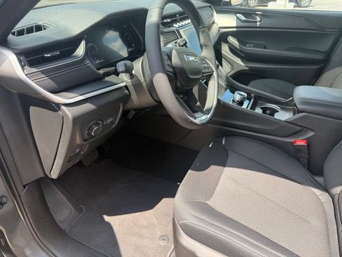 Used 2025 Jeep Grand Cherokee 4WD image 21