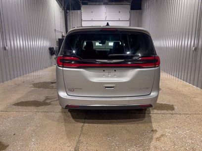 Used 2024 Chrysler Pacifica Limited