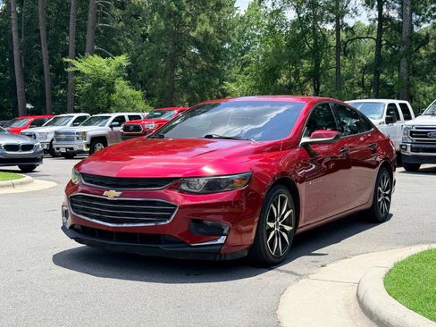 Used 2018 Chevrolet Malibu LT FWD image 2