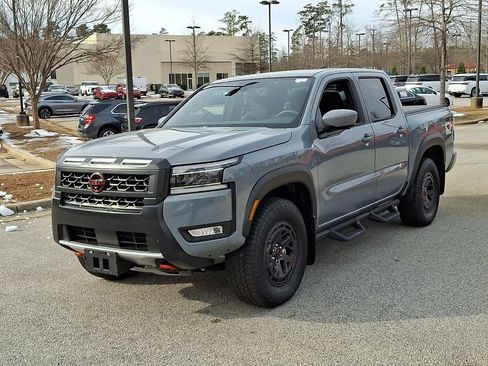 Used 2025 Nissan Frontier PRO-4X w/ Pro Convenience Package image 3