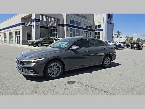 Used 2024 Hyundai Elantra SEL image 17