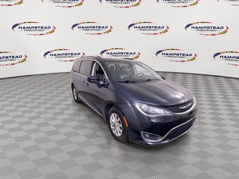 Used 2019 Chrysler Pacifica Touring-L FWD image 2