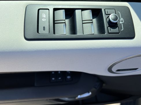 Used 2019 Land Rover Discovery HSE AWD/4WD image 15